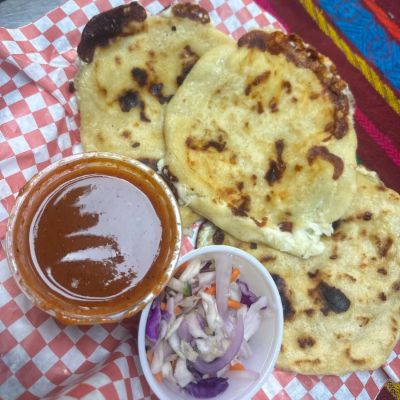 Pupusas de cerca con salsa roja