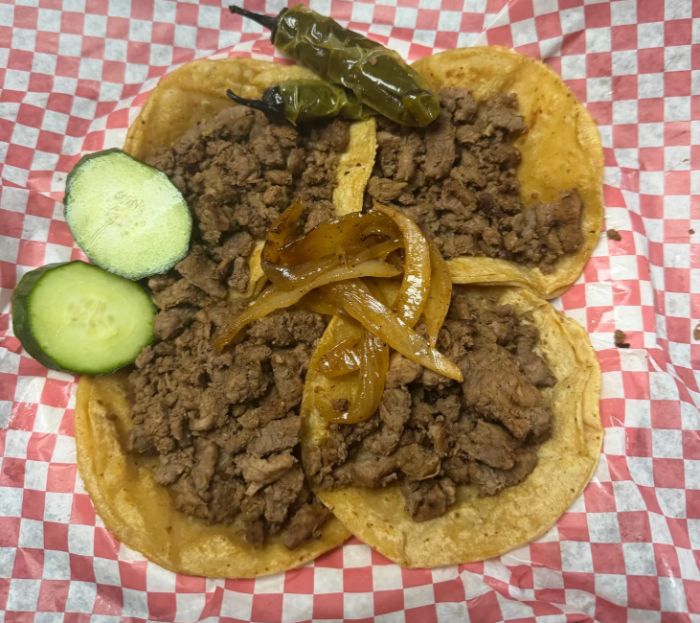Tacos de carne con cebolla asada, chiles asados y pepino